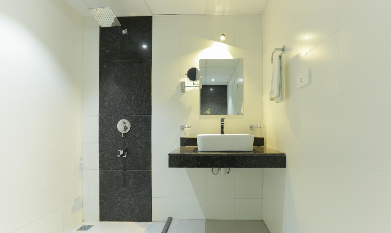 Hotel Crown Suites Kochi Exteriör bild